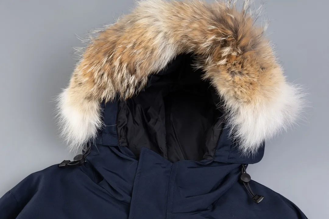 P820 (Top wolf fur version delivery handbag) Canada Goose Canada Goose #Expedition expedition parka classic down jacket ➖ Imported 21-count polyester-cotton blended original fabric [last year’s 16-count/18-count hard fabrics have been completely eliminated, this year all use 21-count genuine synchronous fabrics, the soft mid-band feels delicate and textured], genuine synchronous Feather-Light 10D waterproof coated fabric, made of 84.5% polyester fiber and 15.5% cotton, 100% the best feel in the entire network! ➖ The genuine official website uses the national standard 80 white duck down, and will never be misled by false claims such as 90 down or goose down! ➖ Using the best nylon lining with double double-layer sealing design, velvet-proof No. 7 needle + grid-filled down ready-made garments, there is 100% no so-called velvet running! ➖ The cuffs are designed with thickened seamless threads, and the collar and pockets are lined with top-quality polar fleece to keep you warm and comfortable! ➖ Yoshida YKK provides original custom-made electroplated sliders. YKK two-way lockable zippers are tight and smooth and will not peel off paint! ➖ 3M composite guarantees that the Velcro is the same as the original, durable, and all accessories and hardware are custom-made! ➖ The imported Behringer embroidery machine customizes the 10,000-needle embroidery logo, and 98% of the replicas restore the original logo. ➖ ​​The fur collars are all made of large pieces of Western Canadian blue wolf leather, ensuring that each fur collar is 13-15cm wide!